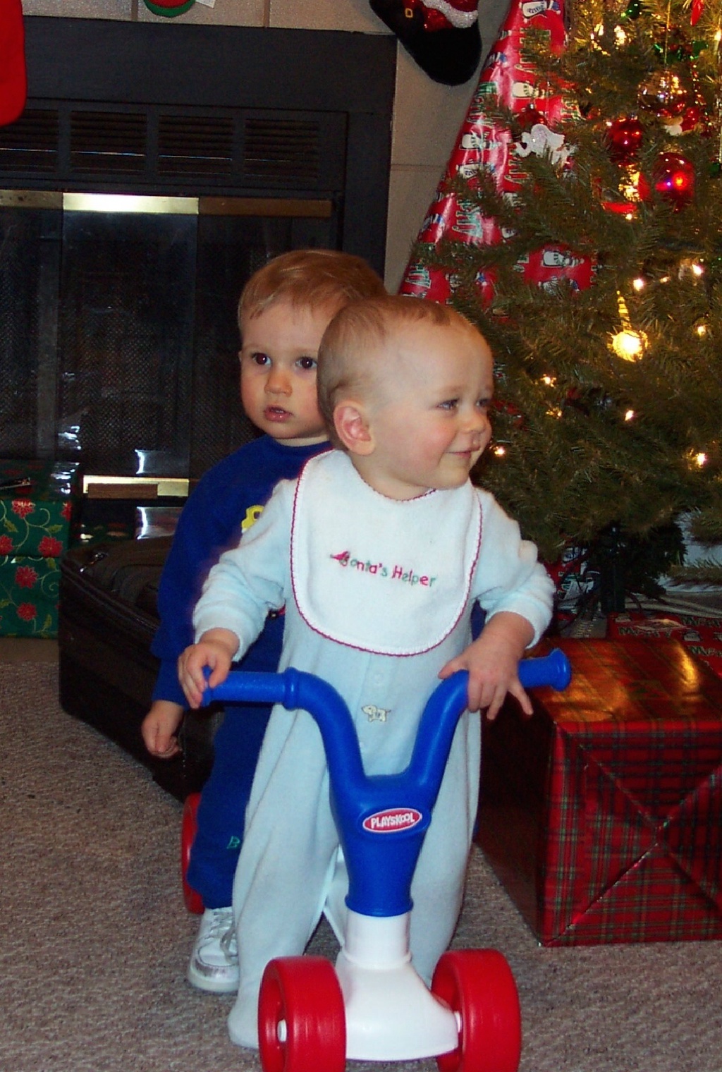 Hildebrand Christmas ScreenSaver/1024x768_2000-12-21-19 boys both ride tyke bike.jpg